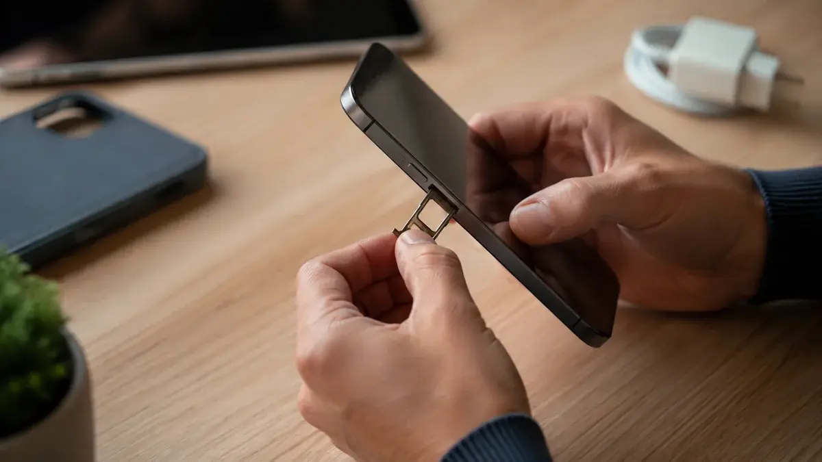 Grafik om eSIM til iPhone: digitalt SIM aktiveret med QR-kode i stedet for et fysisk SIM-kort